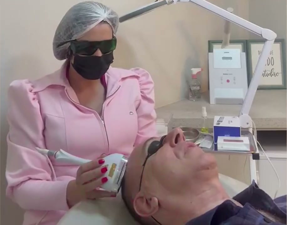 Diane Oliveira aplicando um protocolo facial com LED em um cliente na OZZ
