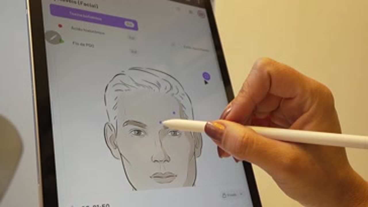 Planejamento facial desenhado em tablet durante a avaliação