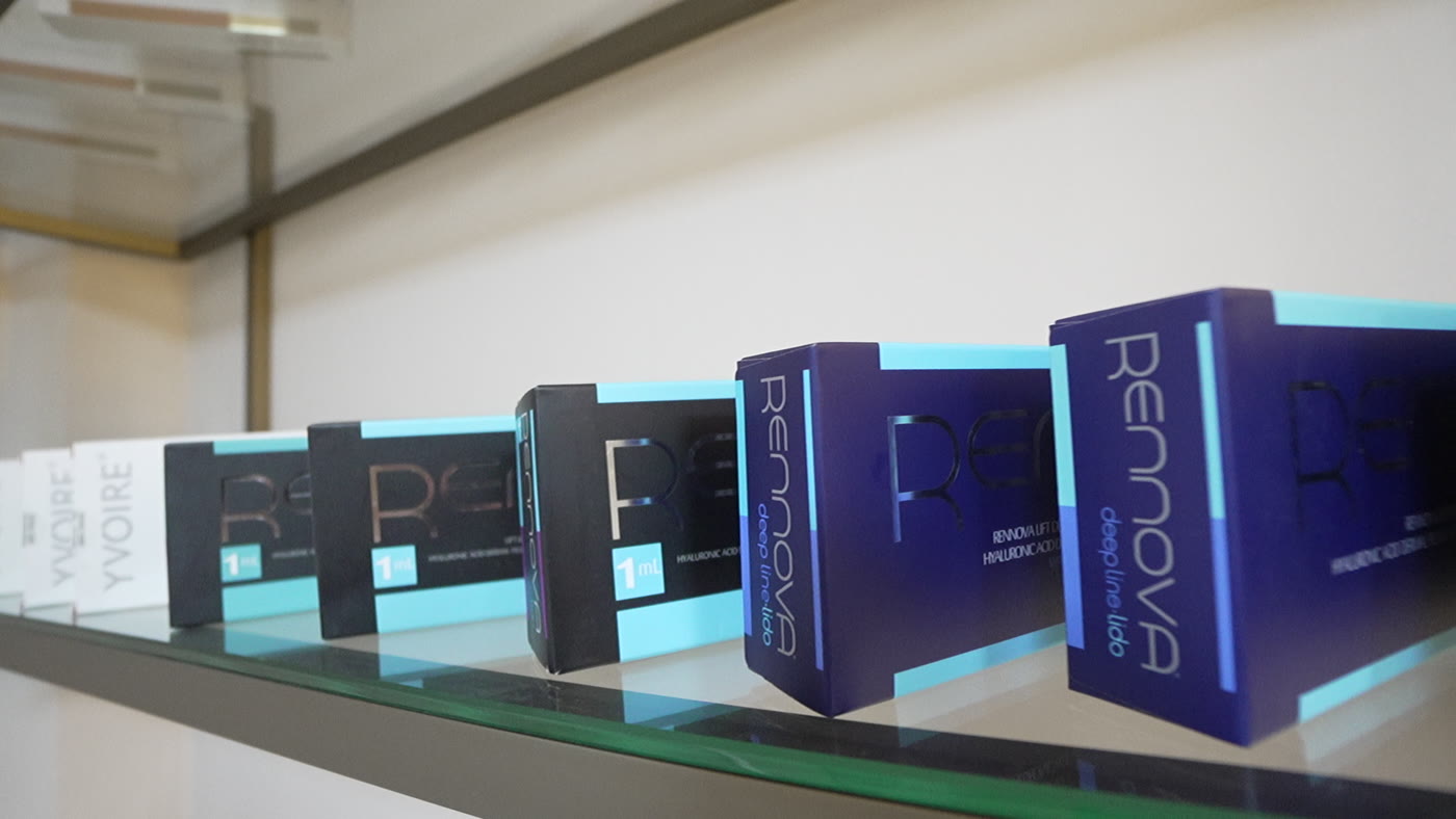 Produtos e injetáveis utilizados nos procedimentos, expostos na prateleira da clínica
